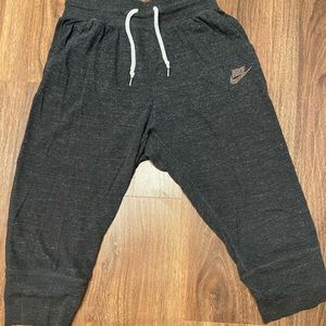 Cropped Nike joggers